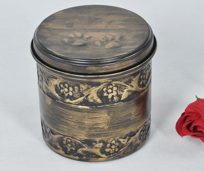 PET CREMATION PAW MARK URN
ITEM NO. 6831
MATERIAL:- IRON ROUND PET URN.
SIZE:- 12X10 CMS
CAPACITY:- 1.00 ML.
FINISH:- BRASS ENTIQUE SHADED ENGRAVED PAW MARK. 
PRICE:-
PACKING :- SINGLE BOX UNDER 36 PCS MASTER CARTON

Keywords: PET URN