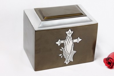 ALMINIUM PET URN
ITEM NO. 7098
DESCRIPTION:-  ALUMINIUM CASKET URN
SIZE:- 16 CM.
CAPACITY:-  2.50  ML
FINISH:-  GRAY GLOSSY SILVER ENGRAVED CROSS WITH PRAYING HAND.
PRICE:- 
PACKING:- SINGLE BOX STYRO FOAM UNDER 12 PCS MASTER CARTON.
Keywords: ASHES FOR POT