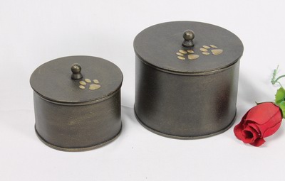 PET CREMATION PAW MARK URN
ITEM NO. 7104
MATERIAL:- IRON ROUND PET URN.
SIZE:- 9 CMS, 7 CMS.
CAPACITY:- 1.00  ML, 0.600 ML.
FINISH:- GREEN METALIC ENGRAVED GOLDEN PAW MARK A TOP OF LID
PRICE:-
PACKING :- SINGLE BOX UNDER 16 SETS MASTER CARTON

Keywords: PET URN
