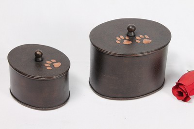 PET CREMATION PAW MARK URN
ITEM NO. 7106
MATERIAL:- IRON OVAL PET URN.
SIZE:- 9 CMS, 7 CMS.
CAPACITY:- 1.00  ML, 0.600 ML.
FINISH:- COPPER VIOLET ENGRAVED COPPER PAW MARK A TOP OF LID
PRICE:-
PACKING :- SINGLE BOX UNDER 16 SETS MASTER CARTON

Keywords: PET URN