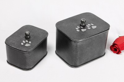 PET CREMATION PAW MARK URN
ITEM NO. 7107
DESCRIPTION:- IRON RECTANGLE PET URN
SIZE:-  9 CMS, 7 CM.
CAPACITY:- 1.00 ML, 0.600 ML. 
FINISH:- SLATE FINISH SILVER ENGRAVED PAW MARL TOP LID.
PRICE:-
PACKING :- SINGLE BOX UNDER 48 PCS MASTER CARTON

Keywords: FUNERAL URN