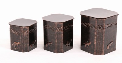 IRON PET CHEAP URN
ITEM NO. 7146
MATERIAL:- IRON EIGHT SIDE PET URN.
SIZE:-  14CMS, 12 CMS, 10CMS.
CAPACITY:- 0.600 ML, 1.00 ML, 1.500 ML.
FINISH:-  COPPER ANTIQUE ENGRAVED BAND & CAT IMAGES. 
PACKING :- SINGLE BOX UNDER 16 SETS MASTER CARTON
Keywords: ASHES FOR POT