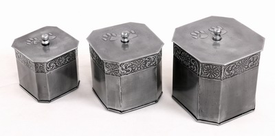 IRON PET CHEAP URN
ITEM NO. 7149
MATERIAL:- IRON EIGHT SIDE PET URN.
SIZE:-  14 CM, 12 CMS, 10 CMS.
CAPACITY:-  1.500 ML, 1.00 ML, 0.600 ML.
FINISH:-  GRAY ANTIQUE ENGRAVED BAND TOP LID PAW MARKS WITH HOLIDAY KEY.
PACKING :- SINGLE BOX UNDER 16 SETS MASTER CARTON
Keywords: ASHES FOR POT