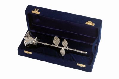 KEEPSAKE CRIMONS ROSE
ITEM NO. 2100
DESCRIPTION:-  CRIMONS ROSE KEEPSAKE
SIZE:-  22 CM, BOX:- 24X10X9 CM.  
CAPACITY:- 
FINISH:- NICKEL ANTIQUE
PRICE:-
PACKING:- SINGLE BOX STYRO FOAM UNDER 24 PCS MASTER CARTON.
Keywords: CRIMONS ROSE KEEPSAKE.