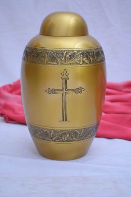 6282
solid brass cremation urn
brass antique finish engraved band
size:- 25 cms.
Capacity:- 3.50 ml
Packing :- Single Box Packing
Keywords: RELIGIOUS URN