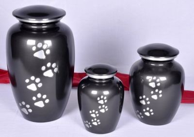 ALMINIUM PET URN
ITEM NO. 6802
DESCRIPTION:-  ALUMINIUM CREMATION PET URN
SIZE:- 26 CM, 18 CM, 15 CM.
CAPACITY:-  3.50 ML, 2.00  ML, 1.00 ML.
FINISH:-  GRAY GLOSSY SILVER ENGRAVED PAW MARK.
PRICE:- 
PACKING:-  2 SET

Keywords: ASHES FOR POT