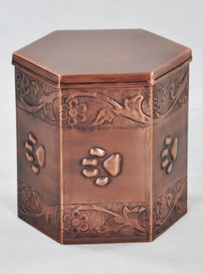 PET CREMATION PAW MARK URN
ITEM NO. 6832
MATERIAL:- IRON SIX SIDE PET URN.
SIZE:-  14 CMS
CAPACITY:- 1.50 ML.
FINISH:-  COPPER ANTIQUE ENGRAVED PAW MARK. 
PRICE:-
PACKING :- SINGLE BOX UNDER 36 PCS MASTER CARTON

Keywords: PET URN