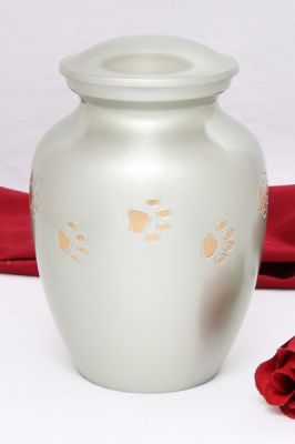 PET URN
ITEM NO. 7038
MATERIAL:- BRASS CLASSIC 
SIZE:- 26 CMS.
CAPACITY:- 2.50 ML
FINISH:- PEWTER ENGRAVED PAW MARK.
PACKING :- SINGLE BOX UNDER 4 PCS MASTER CARTON
Keywords: FUNERAL URN