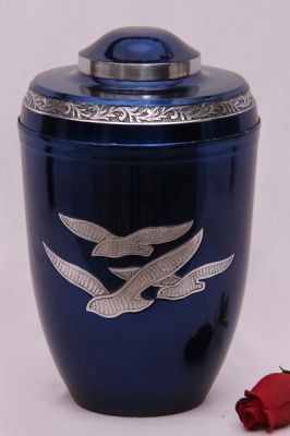 ALUMINIUM CREMATION URN
ITEM NO. 7125
DESCRIPTION:-  ALUMINIUM EUROPEON URN.
SIZE:-  30 CMS.  
CAPACITY:- 3.50 ML.
FINISH:- ROYAL BLUE SILVER ENGRAVED PEGIN & BAND.
PRICE:-
PACKING:- SINGLE BOX STYRO FOAM UNDER 4 PCS MASTER CARTON.
Keywords: EUROPEON URN