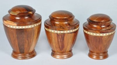 WOOD PET URN
ITEM NO. 7144
DESCRIPTION:-  CLASSIC PET URN
SIZE:- 16X14 CM, 18X14 CM, 16X12 CM. 
CAPACITY:- 3.00 ML, 2.00 ML, 1.50 ML. 
FINISH:- NATURE WOOD FINISH WITH IVORY DESIGN BAND.
PRICE:-
PACKING:- SINGLE BOX STYRO FOAM UNDER SET OF 4 MASTER CARTON
Keywords: FUNERAL URN