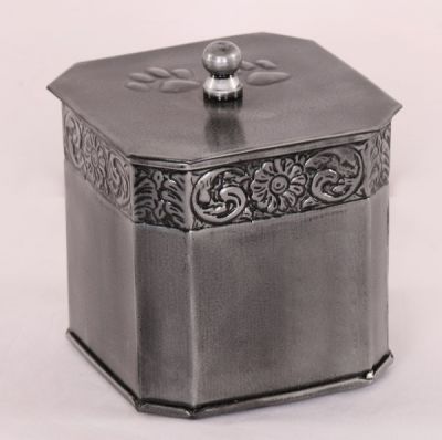 IRON PET CHEAP URN
ITEM NO. 7149
MATERIAL:- IRON EIGHT SIDE PET URN.
SIZE:-  12 CMS
CAPACITY:-  1.00 ML.
FINISH:-  BRASS ANTIQUE ENGRAVED BAND & CAT IMAGES.
PACKING :- SINGLE BOX UNDER 24 PCS MASTER CARTON
Keywords: ASHES FOR POT