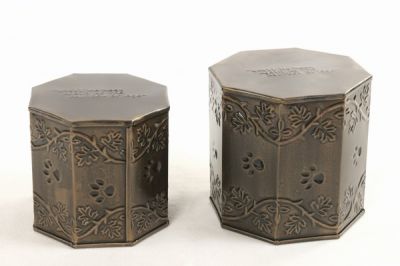 PET CREMATION PAW MARK URN
ITEM NO. 7175
MATERIAL:- IRON SIX SIDE PET URN.
SIZE:- 13X13 CMS, 11X11 CMS.
CAPACITY:- 1.75 ML, 1.00 ML.
FINISH:- BRASS ANTIQUE FINISH ENGRAVED PAW MARK.
PACKING :- SINGLE BOX UNDER SET OF 3 MASTER CARTON.
Keywords: PET URN