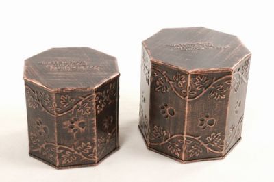 PET CREMATION PAW MARK URN
ITEM NO. 7176
MATERIAL:- IRON SIX SIDE PET URN.
SIZE:- 13X13 CMS, 11X11 CMS.
CAPACITY:- 1.75 ML, 1.00 ML. 
FINISH:- COPPER ANTIQUE ENGRAVED PAW MARK VERSE TOP LID.
PRICE:-
PACKING :- SINGLE BOX UNDER SET OF 2 MASTER CARTON.
Keywords: PET URN