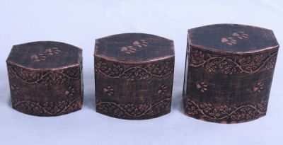 PET CREMATION PAW MARK URN
ITEM NO. 7178
MATERIAL:- IRON OVAL PET URN.
SIZE:- 16X16 CMS, 13X11 CMS, 10X13 CMS.
CAPACITY:- 1.75 ML, 1.25 ML. 1.00 ML. 
FINISH:- BRASS  ANTIQUE ENGRAVED PAW MARK TOP LID.
PRICE:-
PACKING :- SINGLE BOX UNDER SET OF 3 MASTER CARTON.
Keywords: PET URN