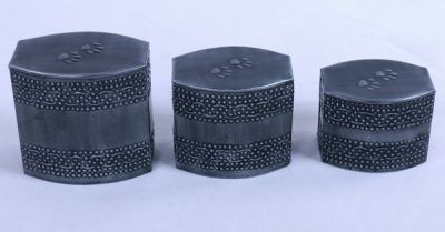 PET CREMATION PAW MARK URN
ITEM NO. 7179
MATERIAL:- ENGRAVED PAW MARK URN
SIZE:-  16X16 CMS, 13X11 CMS, 10X13 CMS.
CAPACITY:- 
FINISH:- SLATE FINISH ENGRAVED PAW MARL TOP LID.
PRICE:-
PACKING :- SINGLE BOX UNDER 48 PCS MASTER CARTON

Keywords: FUNERAL URN