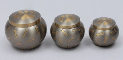 PET URN
ITEM NO. 7221
MATERIAL:- BRASS ODC 
SIZE:- 12X16 CMS, 11X13 CM, 9X11 CM. 
CAPACITY:-   1.00 ML, 1.50 ML, 2.00 ML.
FINISH:- PEWTER PAW BONE MARK.
PACKING :- SINGLE BOX UNDER 4 PCS MASTER CARTON
Keywords: ASHES FOR POT