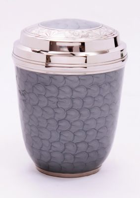 METAL CREMATION URN
ITEM NO. 7249
DESCRIPTION:- BRASS EUROPEON URN
SIZE:- 25 CM.
CAPACITY:- 3.50 ML
FINISH:-  GRAY ENAMELED SILVER TOP & BASE.
PRICE:- 
PACKING:- SINGLE BOX STYRO FOAM UNDER 4 PCS MASTER CARTON.

Keywords: EUROPEON URN