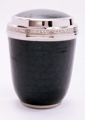 METAL CREMATION URN
ITEM NO. 7250
DESCRIPTION:- BRASS EUROPEON URN
SIZE:- 25 CM.
CAPACITY:- 3.50 ML
FINISH:-  BLACK ENAMELED SILVER TOP & BASE.
PRICE:- 
PACKING:- SINGLE BOX STYRO FOAM UNDER 4 PCS MASTER CARTON.

Keywords: EUROPEON URN