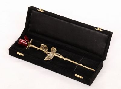 KEEPSAKE CRIMONS ROSE
ITEM NO. 9190
DESCRIPTION:-  CRIMONS ROSE KEEPSAKE
SIZE:-  34 CM, BOX:- 37X12X7 CM.  
CAPACITY:- 
FINISH:- COLOUR PETEL FINISH STEM MAT BRASS
PRICE:-
PACKING:- SINGLE BOX STYRO FOAM UNDER 16 PCS MASTER CARTON.
Keywords: CRIMONS ROSE KEEPSAKE.